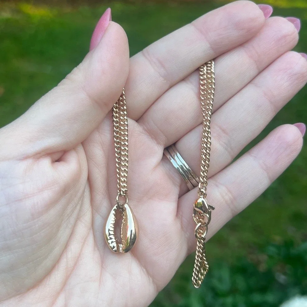 Vintage Gold Tone Cowrie Shell Pendant‎ Curb Chain Necklace Beachy Coastal Boho